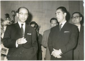 式典にて／(Photo Print of Yukio Mishima at a Ceremony /)のサムネール