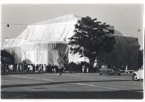「Christo & Jeanne-Claude  (クリスト & ジャンヌ・クロード) Kunsthalle , Bern packed 」「Christo & Jeanne-Claude (クリスト & ジャンヌ・クロード)  Valley Curtain 」【2枚セット＋掲載誌付】／撮影 : トーマス・クッジーニ  , シャンク・ケンダー（ハリー・シャンク & ヤノス・ケンダー)／(「Christo & Jeanne-Claude  Kunsthalle , Bern packed 」「Christo & Jeanne-Claude Valley Curtain 」【2 sheets set with publication】 / Photo : Thomas Cugini , Shunk Kender ( Harry Shunk and Janos Kender ))のサムネール
