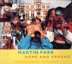 マーティン・パー／(HOME AND ABROAD / Martin Parr)のサムネール